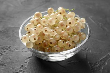 Gri desenli masada, kasede taze üzümlü üzümler, yakın plan.