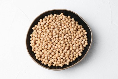 Beyaz desenli masada, kabın içinde kuru bezelyeler.