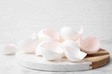 Açık mermer masada kırık yumurta kabukları, yakın plan.