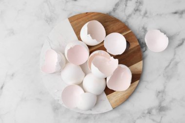 Açık mermer masada kırık yumurta kabukları, üst görünüm.