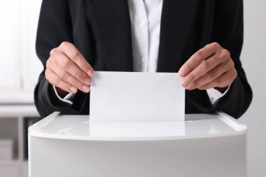 Kadın oyunu kapalı bir yerde sandığa koyuyor.