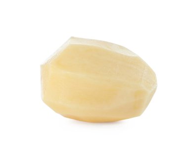 bir taze Çiğ patates üzerinde beyaz izole