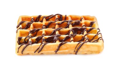 Lezzetli Belçika waffle 'ı, erimiş çikolatayla beyaza izole edilmiş.