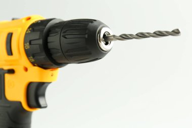 Beyaz arka planda modern kablosuz elektrikli matkap, yakın plan