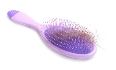 Saçları dökülmüş bir fırça beyaza izole edilmiş