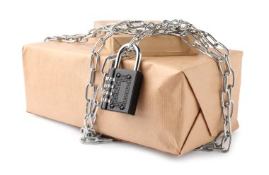 Zincirli ve asma kilitli paketler beyaza izole edildi