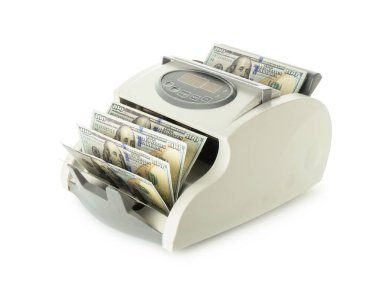 Dolar banknotları beyaz üzerine izole para sayma makinesi