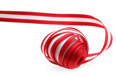 Beyaz üzerine izole edilmiş Avusturya bayrağı renginde kurdele