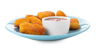 Lezzetli tavuk nugget ve biber sosu beyaza izole edilmiş.