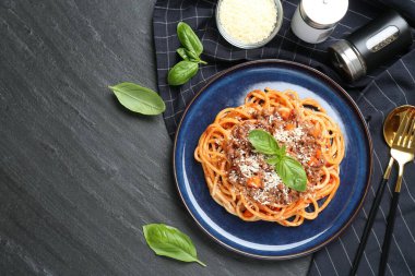 Siyah masada servis edilen fesleğenli leziz makarna. Metin için boşluk