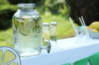 Limonata parktaki ferahlatıcı içecekle birlikte duruyor.