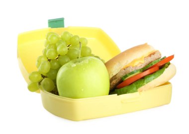 Hamburgerli plastik beslenme çantası ve beyaz üzerine izole edilmiş taze meyve.