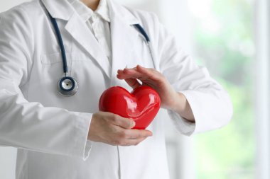Klinikte kırmızı kalpli bir doktor, yakın plan.
