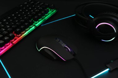 Bilgisayar faresi, RGB klavye ve siyah arkaplan kulaklığı, yakın plan