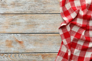 Kırmızı kareli piknik masa örtüsü, eski ahşap masa, üst manzara. Metin için boşluk