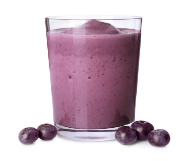 Bardakta lezzetli acai smoothie ve beyaz üzerine izole edilmiş böğürtlen