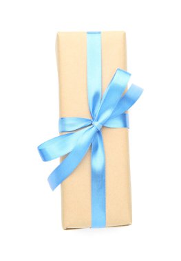 Açık mavi saten yay ile hediye kutusu beyaz, üst görünümde izole