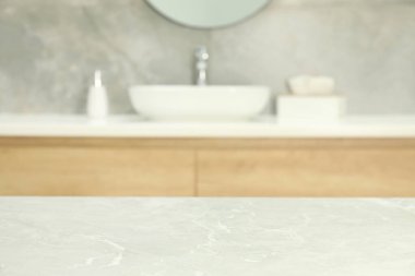 Banyodaki boş gri mermer masa. Tasarım için boşluk