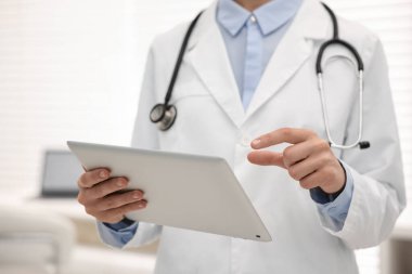 Hastanede tablet kullanan doktor, yakın çekim görüntüsü
