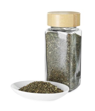 Cam kavanozdaki kuru fesleğen beyaza izole edilmiş.