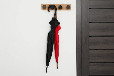 Koridordaki siyah ve kırmızı şemsiyeler