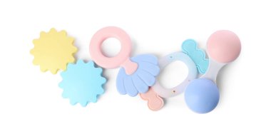 Renkli çıngıraklar beyazda izole edilmiş, üst manzara. Bebek eşyaları.