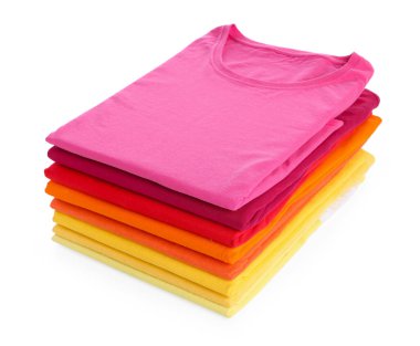 Beyaza izole edilmiş temiz renkli tişörtler yığını