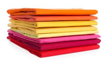 Beyaza izole edilmiş temiz renkli tişörtler yığını