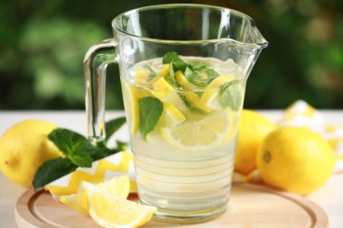 Nane şekerli limonatayı yeşil arka planda bulanık, yakın planda meyveler arasında ferahlatıyor