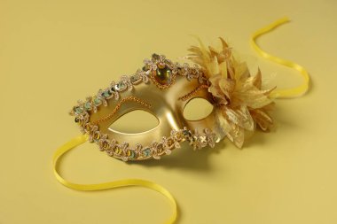 Sarı arka planda güzel bir karnaval maskesi