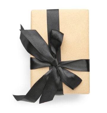 Siyah saten yay ile hediye kutusu beyaz, üst görünüm izole