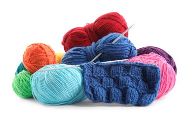 Farklı iplikler, örgü iğneleri ve desen örnekleri beyaza izole edilmiş.