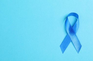 Renk arkaplan üzerinde mavi kurdele, metin için boşluk olan üst görünüm. Prostat kanseri farkındalığı