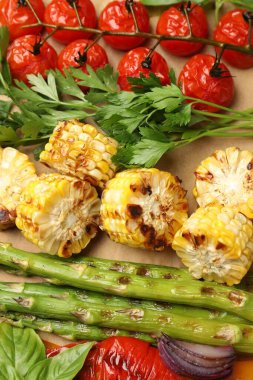 Lezzetli ızgara sebzeler, masada baharatlar, üst tarafta.