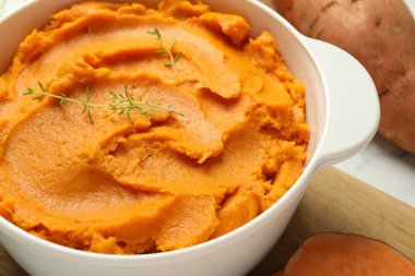 Yemek masasında tatlı patates püresi, yakın plan.