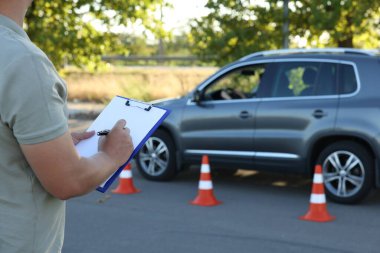 Ehliyet sınavı sırasında pano ile sınav, yakın çekim