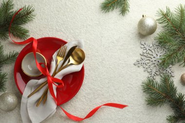 Noel sofrası dekorlu, düz uzanmış.