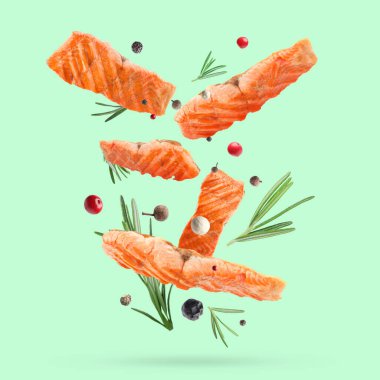 Lezzetli ızgara somon, biberiye ve arkaplana dökülen biber karışımı.