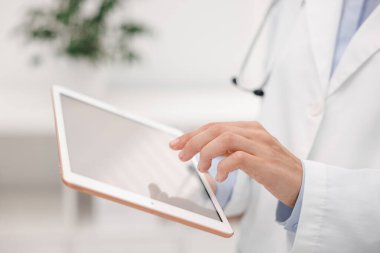 Hastanede tablet kullanan doktor, yakın çekim görüntüsü