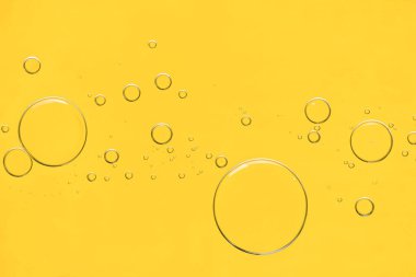 Sarı arka planda kozmetik yağı örneği, makro görünüm