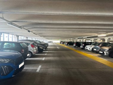 Apartman kompleksinin yeraltı garajına park edilmiş arabalar