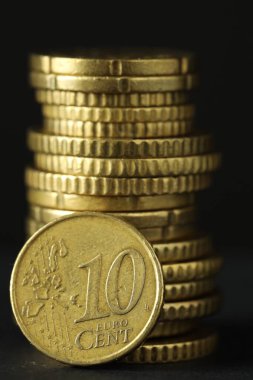 Gri masaya istiflenmiş euro sikkeleri, yakın plan