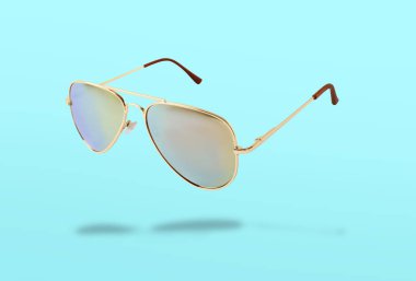 Cyan arka planda havalı güneş gözlükleri