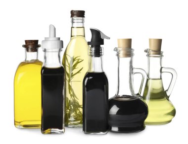 Beyaz üzerine izole edilmiş farklı sirke türleri.