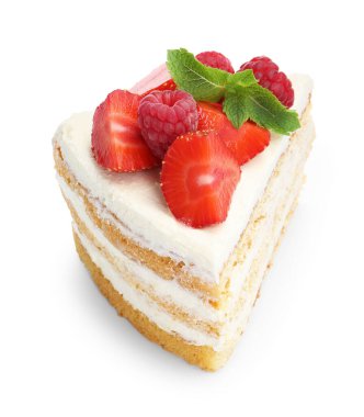 Taze böğürtlenli ve beyaz üzerine izole edilmiş nane şekerli lezzetli bir sünger kek.