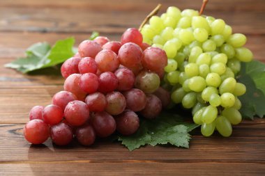 Tahta masada taze üzümler, yakın plan.