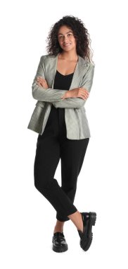 Beyaz arka planda şık ceketli güzel bir kadın.