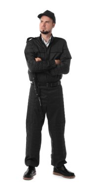 Beyaz üniformalı genç güvenlik görevlisi.