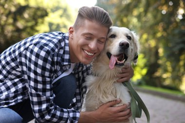 Güzel Golden Retriever köpeği olan mutlu bir sahibin portresi.