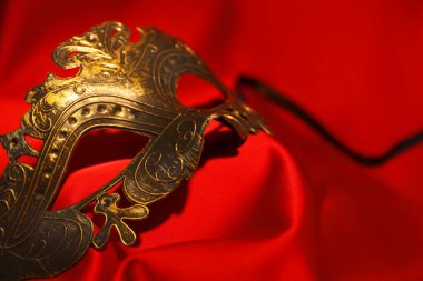 İpek kumaşta güzel bir karnaval maskesi, yakın plan.